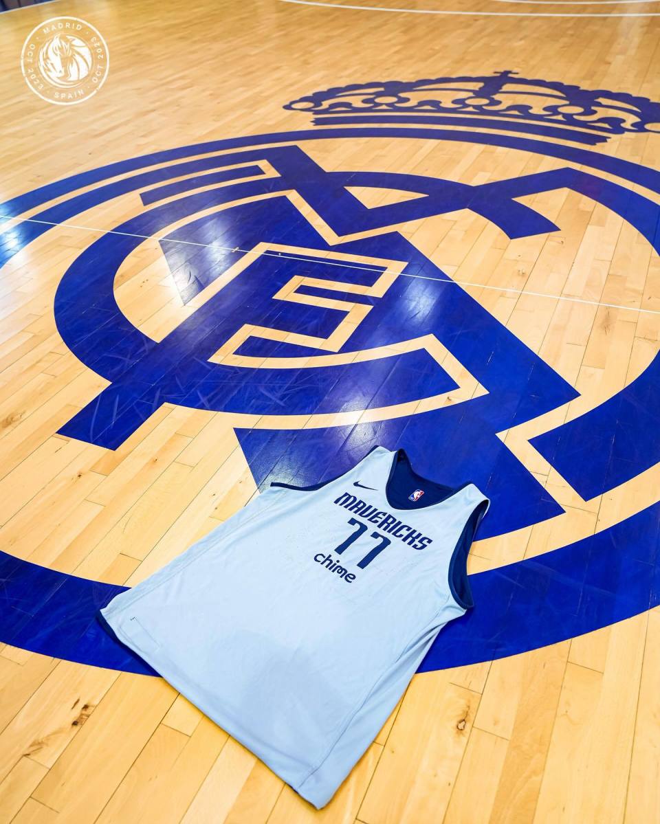 包括将东契奇的球衣放在地板logo上面,以及邀请2018年欧冠冠军成员