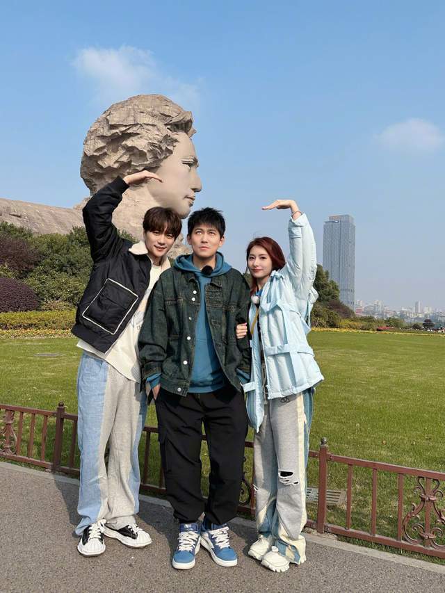 年5月其同门师弟2010届快男冠军李炜晒出一张与夏航燕的大尺度亲密照