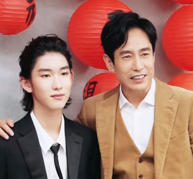 成泰燊16岁儿子亮相北京卫视春晚!请入圈的星二代照着这个颜值卷