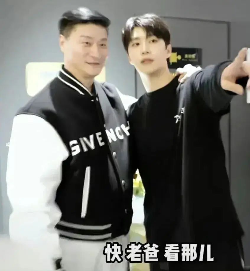 为儿子范丞丞新电影站台,在喜宴上放声高歌,70岁范涛越活越年轻