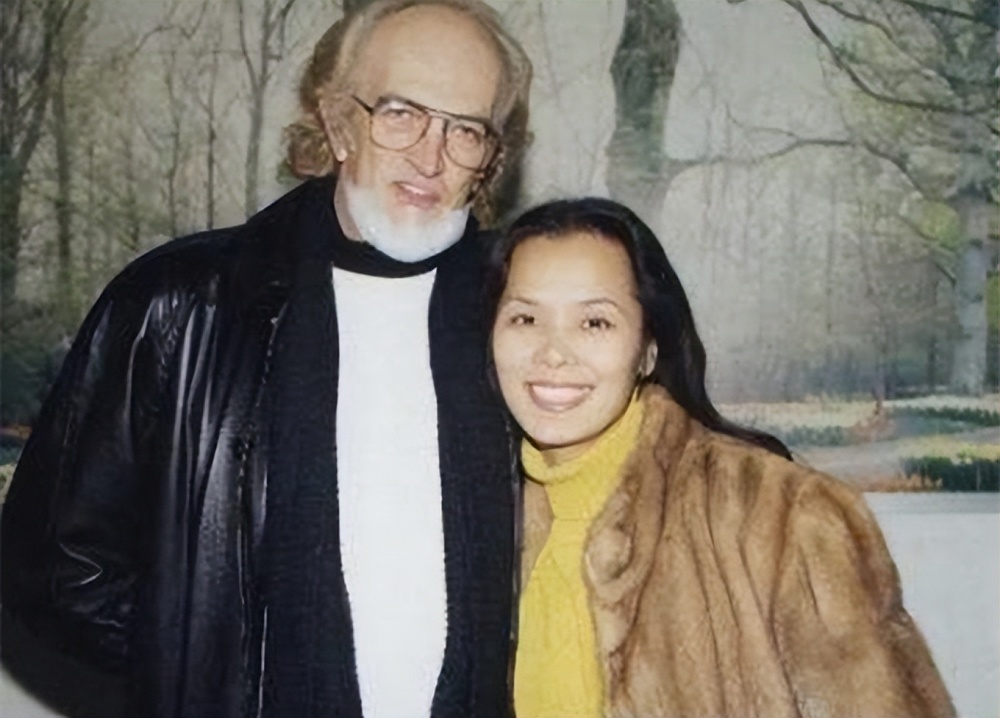 韦唯晒美国生活照,携子参加豪宅派对太惬意,59岁穿红裙身材曼妙_腾讯