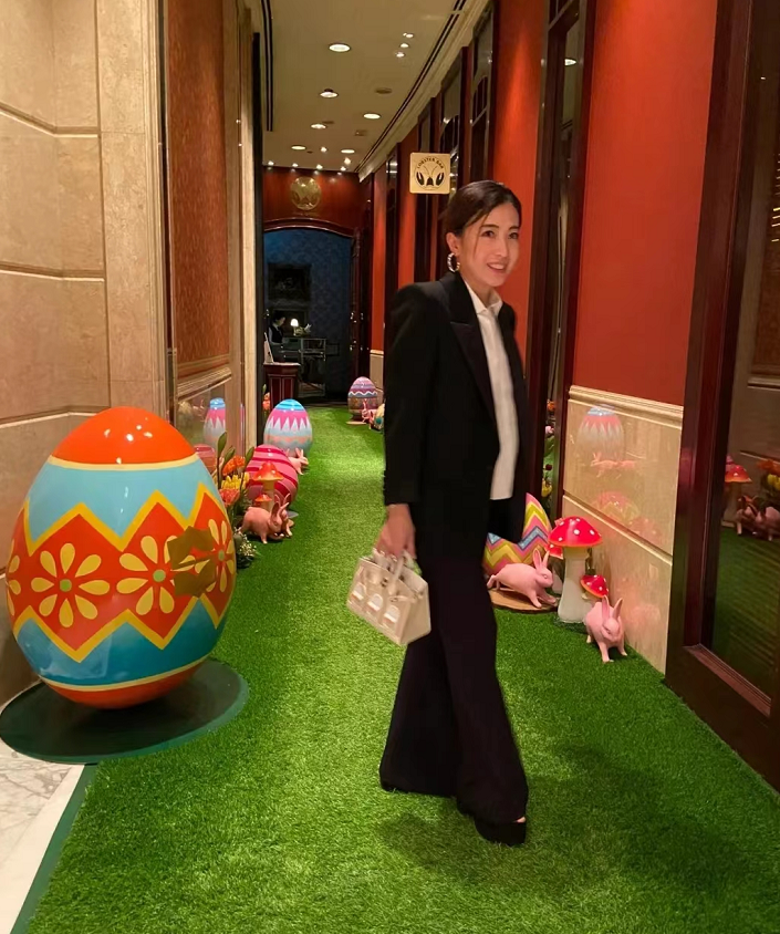 甘比开通全新社交账号,跟网友分享穿搭,拎百万名牌包气场十足_腾讯