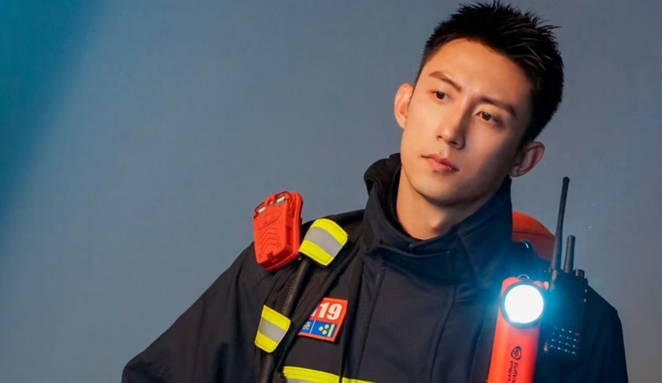 60岁吴刚,30岁黄景瑜,32岁唐晓天,谁是《火光》中的演技担当?