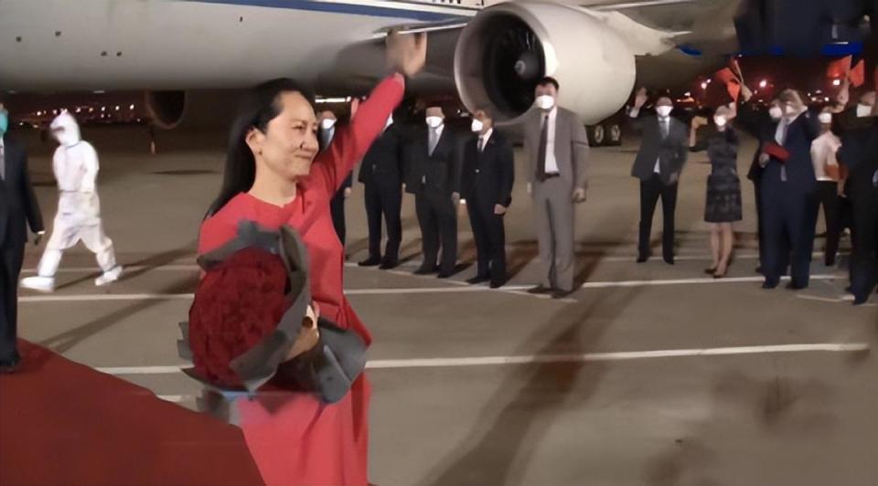 孟晚舟现身成都七中，穿搭打扮温婉大气，与老公刘晓棕同框很恩爱_腾讯新闻