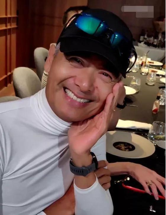 周润发68岁生日聚会,和袁咏仪合影好亲密,发嫂态度大方不生气-腾讯