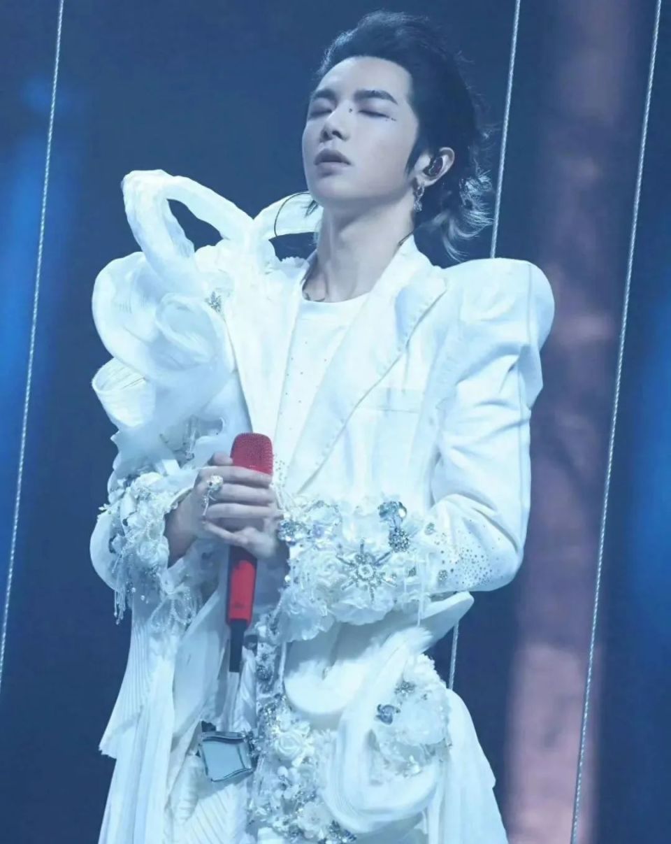 法师不走寻常路,华晨宇演唱会穿婚纱,戴上的面具是他卸不掉伪装_腾讯