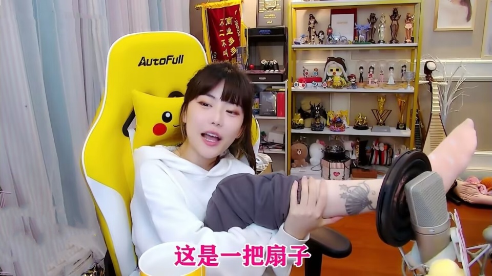周淑怡直播热舞,后背"恶魔双翅"出镜,粉丝:她身上有4个纹身