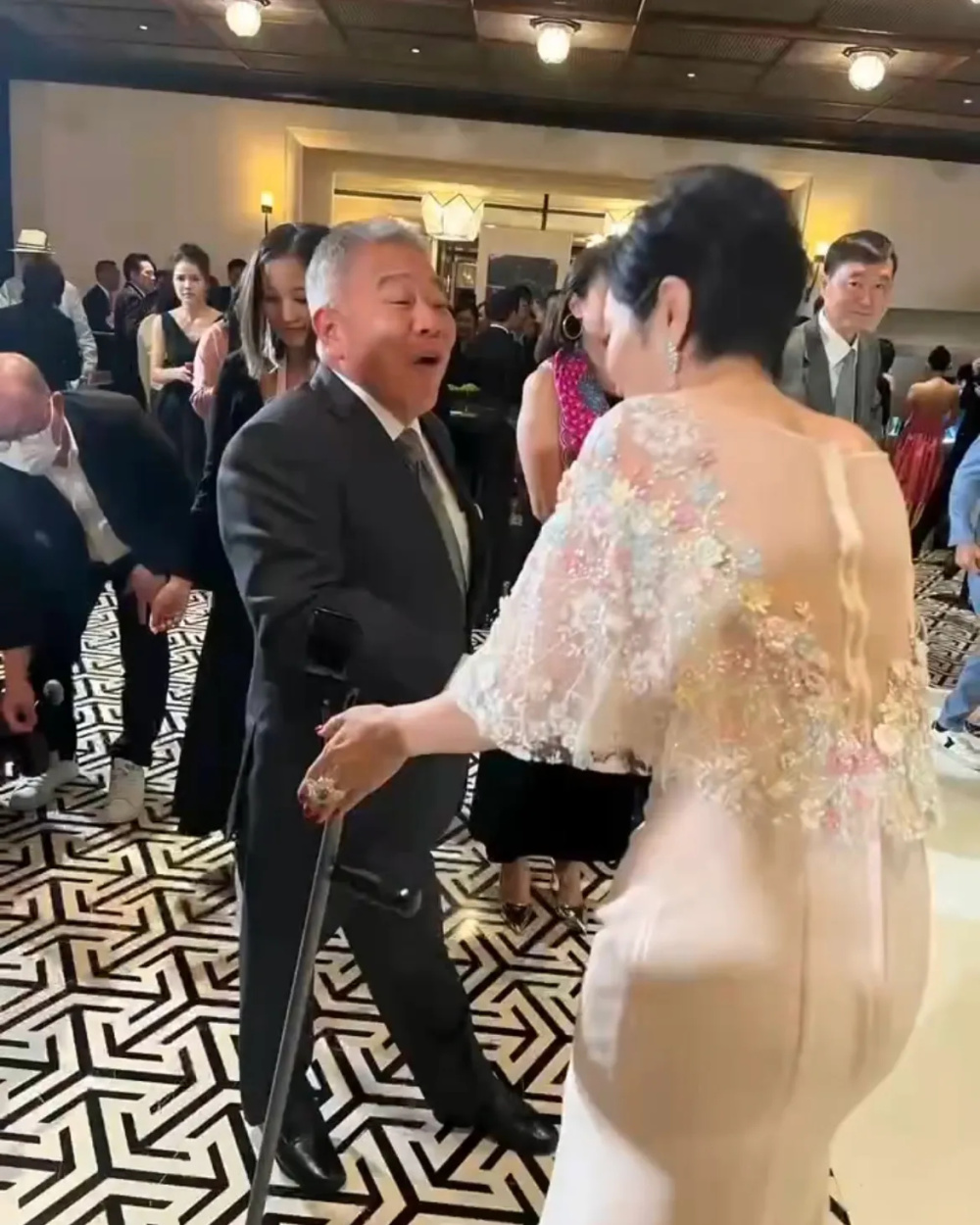 黎姿和老公参加婚宴，马廷强被赞对老婆宠溺，把黎姿保护的很好_腾讯新闻