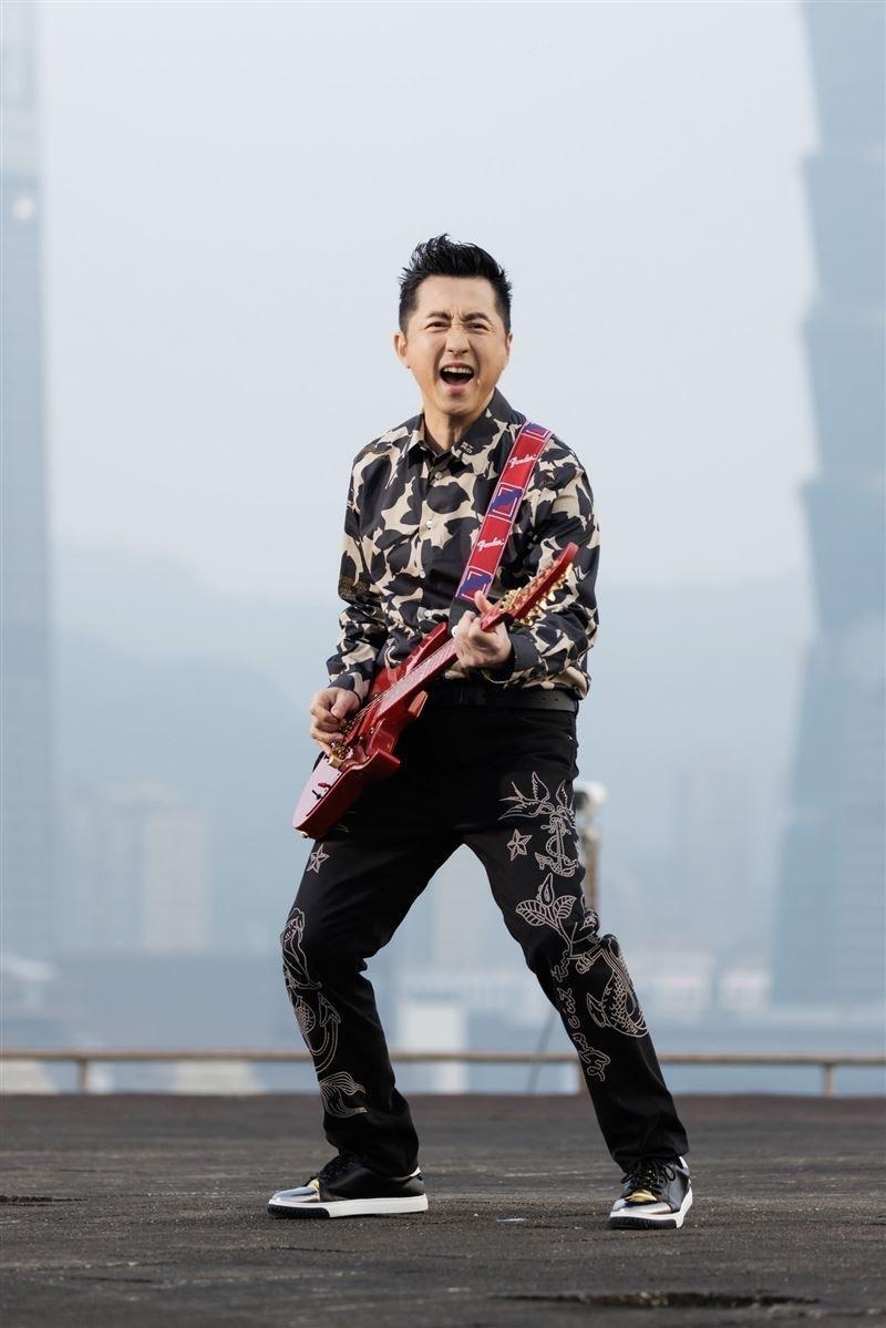 61岁庾澄庆参加6岁女儿毕业典礼称每次都会想哭近状曝光苍老许多