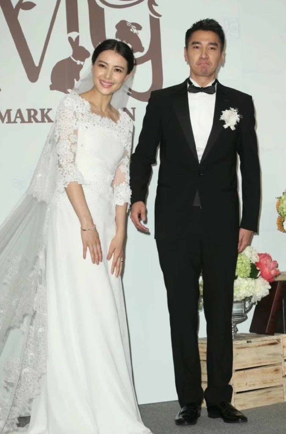 高圆圆赵又廷参加好友婚礼,相视而笑画风超甜,结婚10年却恩爱如初