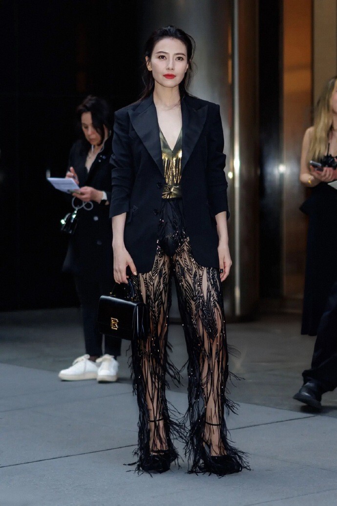 44岁高圆圆美出新高度,"人松肉紧",风情万种,蕾丝腿撩人于无形