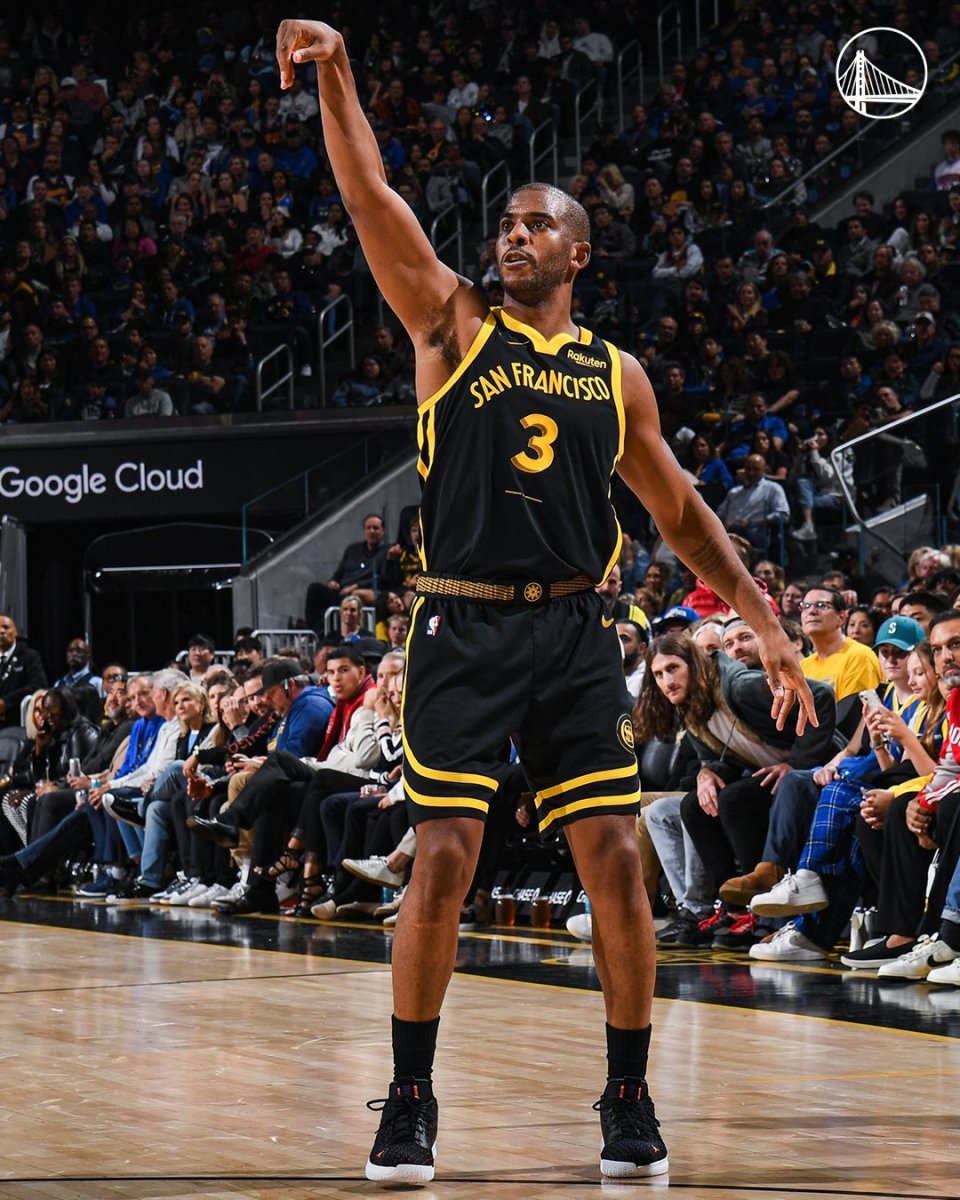 库里高举双拳庆祝 38岁保罗15 12仅1失误成最强帮手 两人击掌暖心