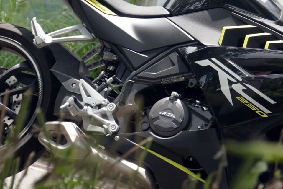 卷完再看，2万内更具性价比的入门仿赛RC250运动版体验报告_腾讯新闻