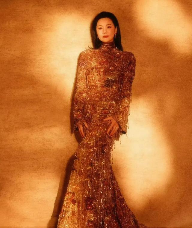 田曦薇星光大賞造型疑翻車！網友吐槽老氣橫秋，看着像40歲，還撞衫詠梅 - 