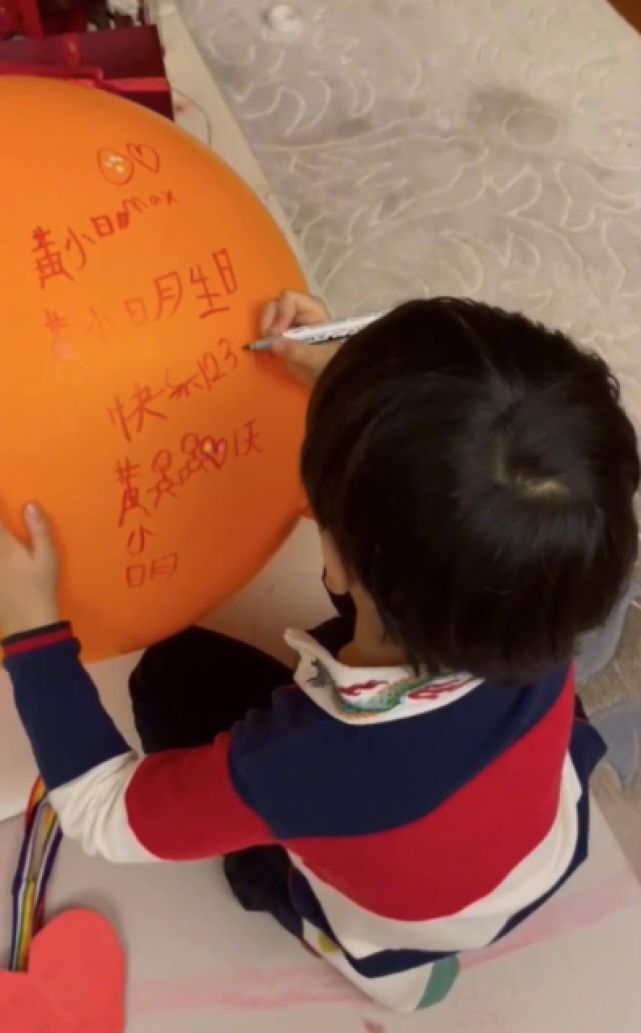 黄晓明与家人庆46岁生日,小海绵手写贺卡送爸爸