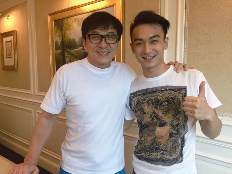 但作为"新七小福"里年龄最小的一个,何翔没有什么表演经验,他和师兄们