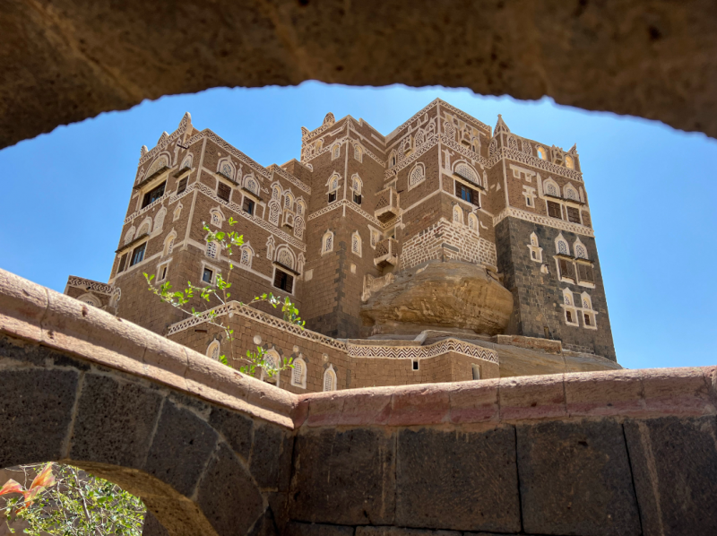 "石头宫"是建筑在高大岩石上的一座建筑,曾为也门国王的避暑行宫,现在