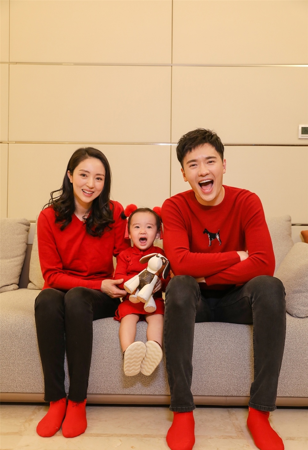 董璇为7岁女儿庆生罕晒前夫高云翔带娃日常小酒窝全程无笑容