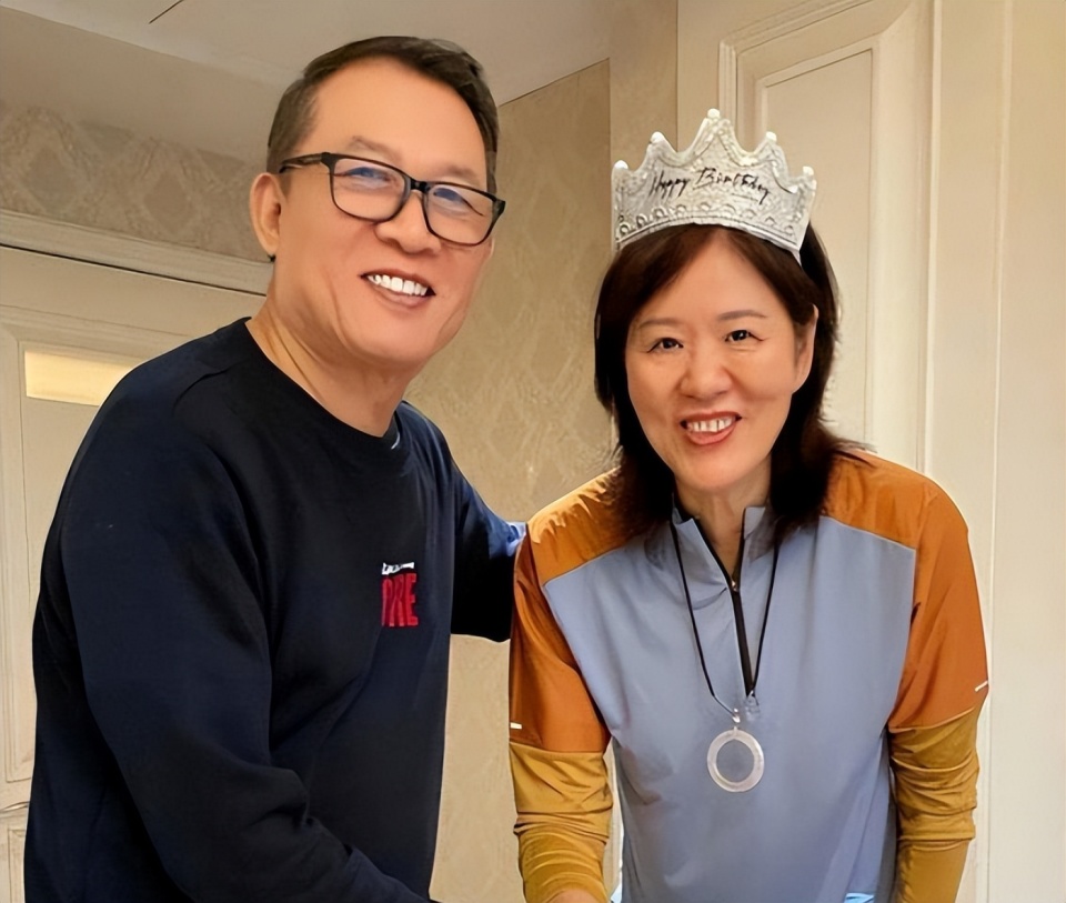 中国女排无缘直通奥运,球迷高喊蔡斌下课,郎平刚好回国了_腾讯新闻