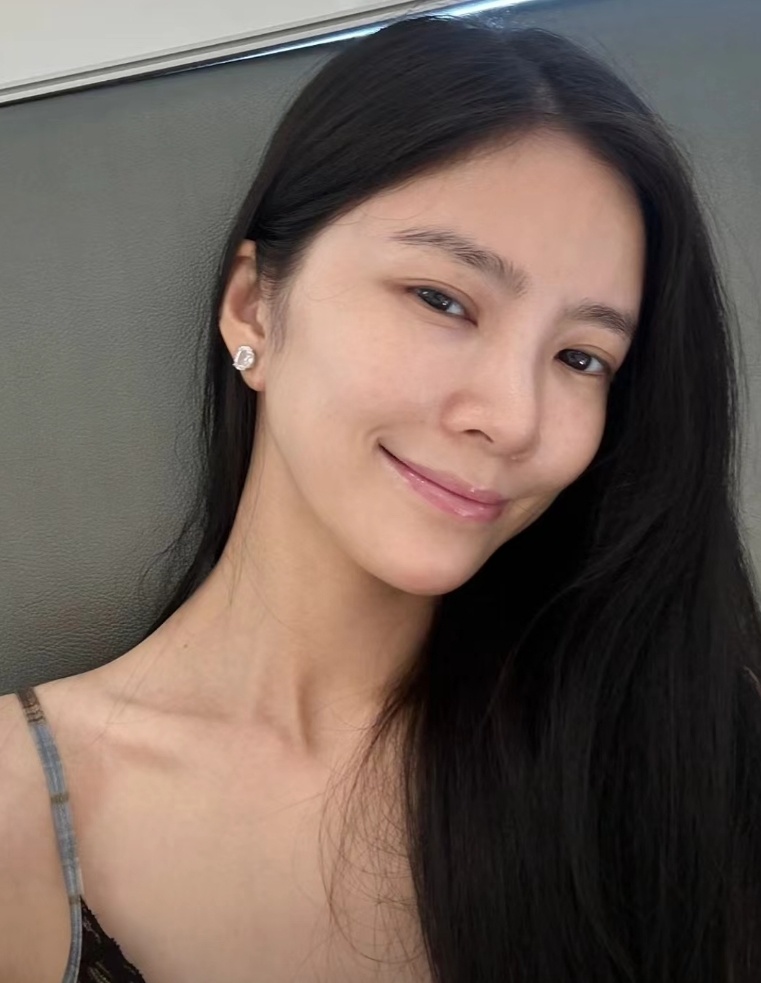 翻看早前王灿的大素颜照片,确实是美得没话说,她的黑眼圈,斑点什么的