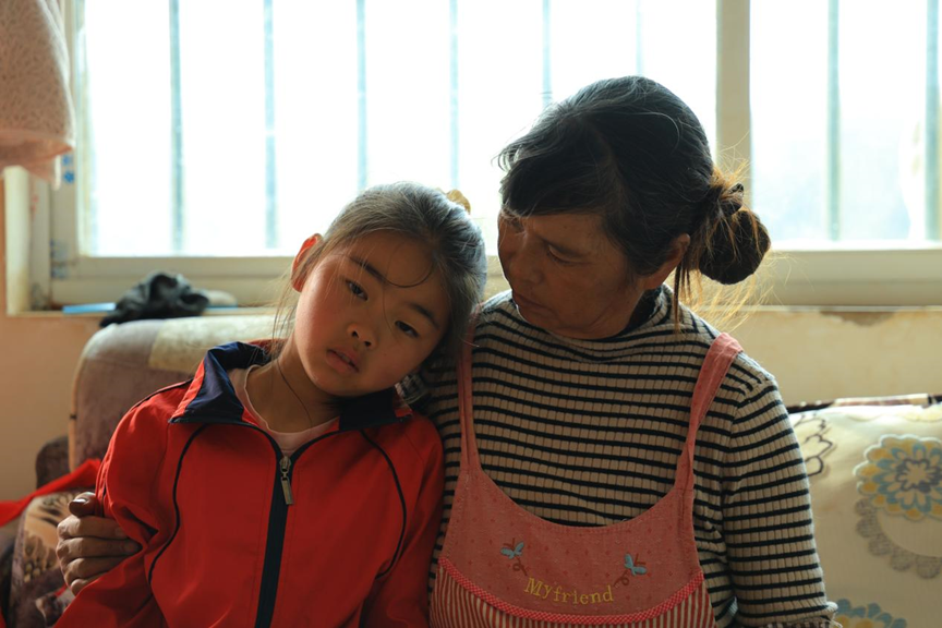 兒媳撇下和前夫生的娃消失，兒子不願承擔繼父責任，老人把女童當親孫女養了八年 - 