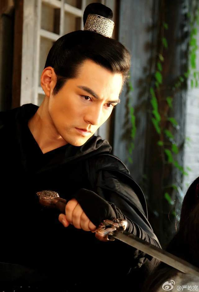 严屹宽是冯绍峰的同班同学,他和钟汉良,霍建华,乔振宇,并称为"四涯