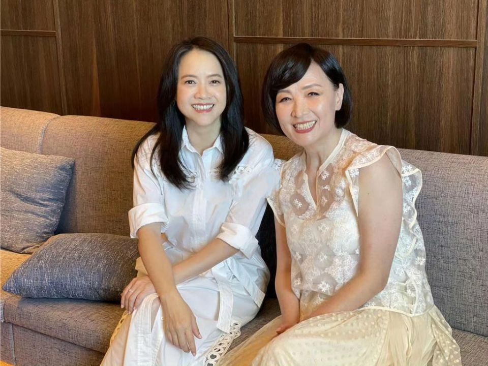 曾宝仪母亲罕见露面与女儿同框像姐妹谈及前男友患癌一事表示愿意帮助