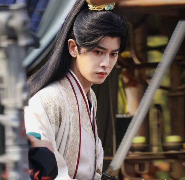 纹理感明显的中分刘海喜剧效果拉满,让任嘉伦原本十分的颜值只剩下三