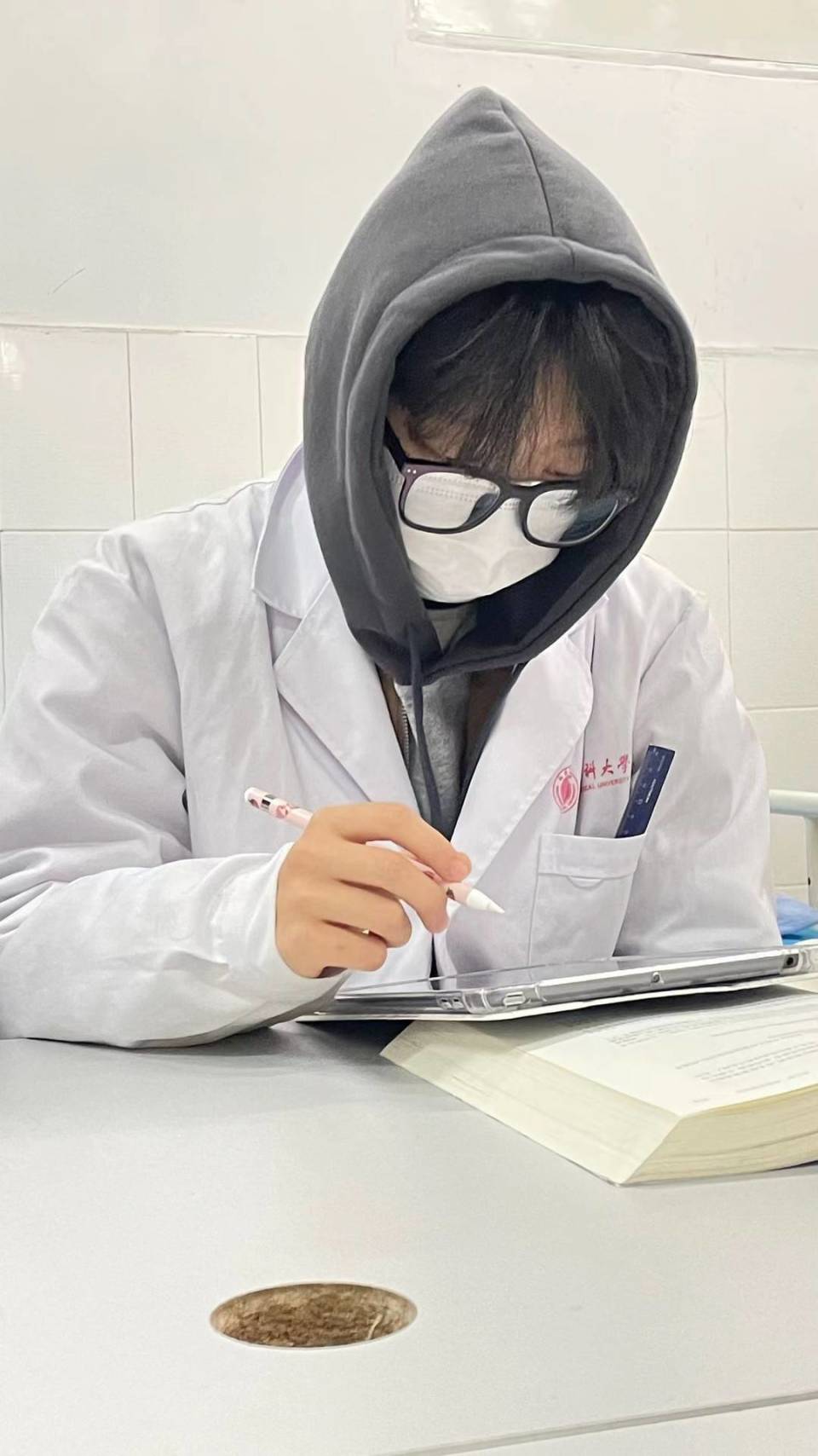 赞!高铁上乘客身体不适 3名医大学生出手救人丨看见正能量