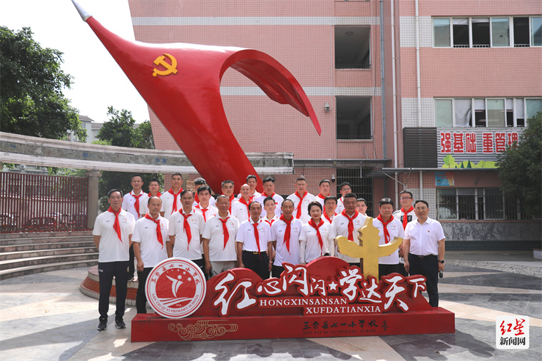 星光闪耀"足球之乡" 四川明星足球队三台比赛闹热举行