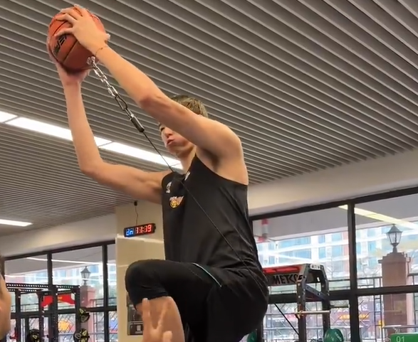 周琦积极备战第三阶段加强腿部力量训练与新外援组成内线双塔