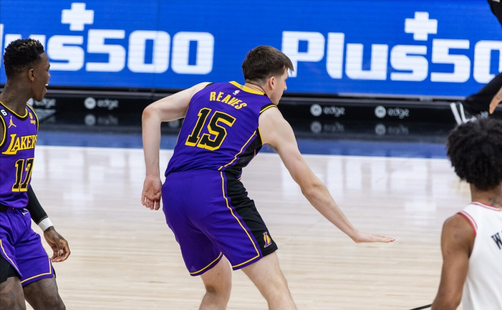 更关键的是,此前让贝弗利冲上全美热搜的"too small"手势,也被湖人