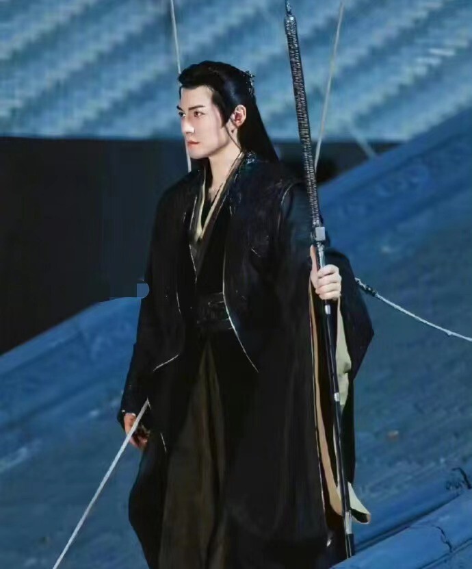 古装男神应该长啥样?45岁严屹宽一出场,才知道什么叫古装建模脸