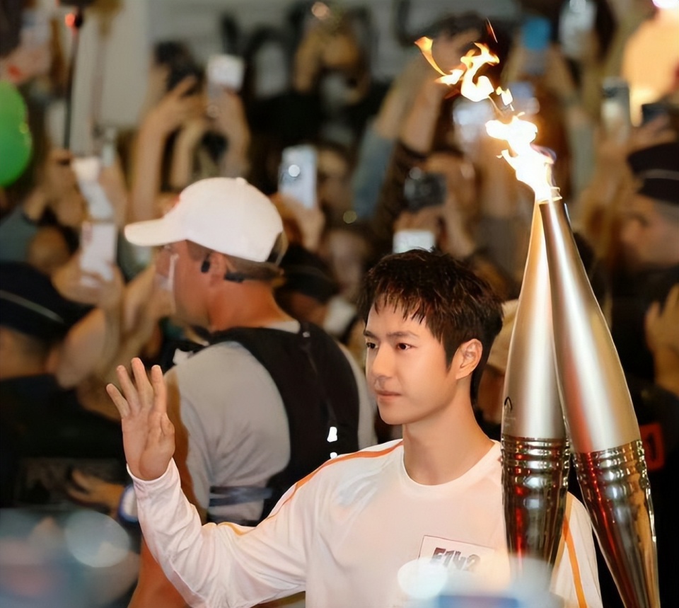 有一位大哥特意走到王一博跟前,向王一博竖起了大拇指.