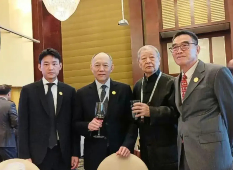 主要是霍震寰觉得霍启中比霍启文更适合接班,霍启文性格柔和,温文尔雅