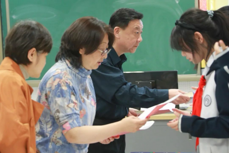 北京市166中学举办首届英文原版好书推荐小报大赛