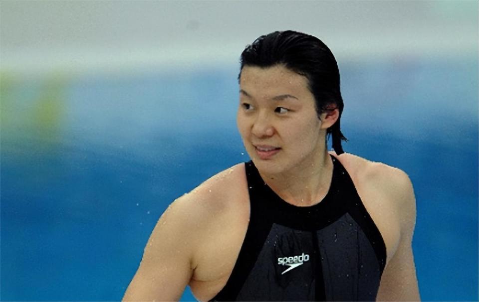 "亚洲蝶后"周雅菲:嫁给cba二婚男,如今儿女双全堪称人生赢家_腾讯新闻