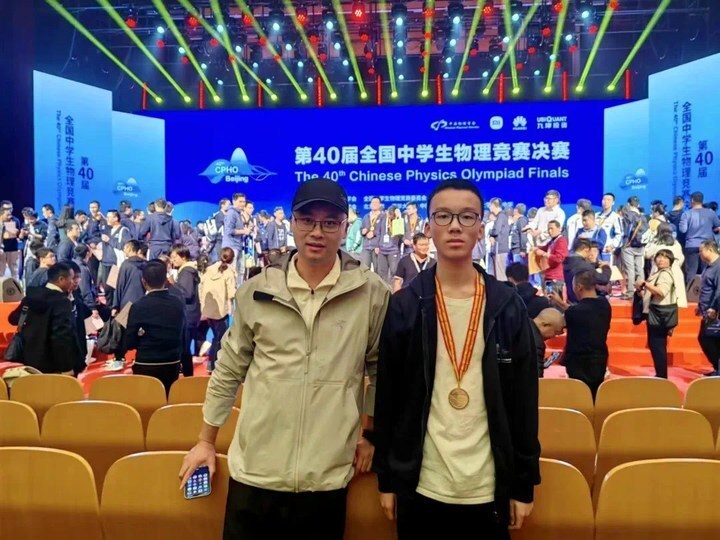 潘同学正式进入天元公学高中部学习,在2023年第40届全国中学生物理