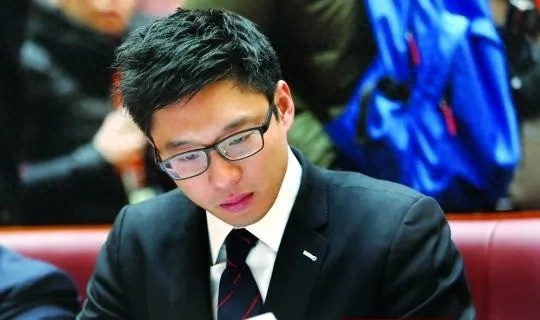 后来霍启山又与一名东欧的模特交往,因奶奶吕燕妮不满孙媳妇是外国人