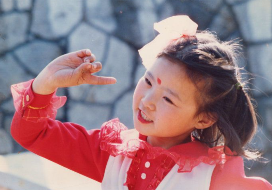 但龚琳娜的母亲,从来没有穷过孩子的教育.