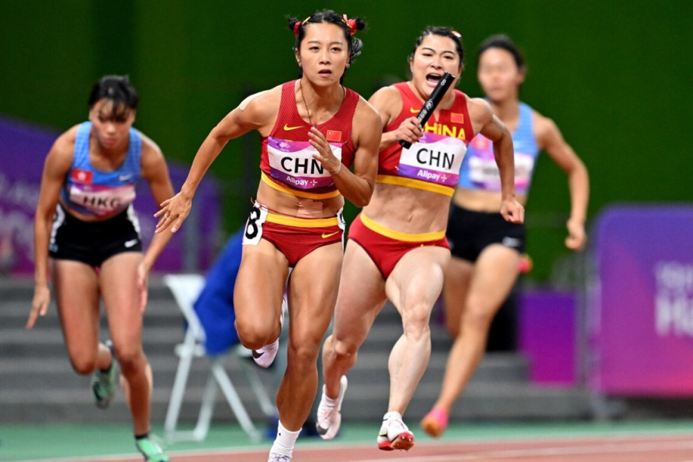 苏炳添32岁才在东京奥运会缔造9秒83的亚洲纪录,要知道中国短跑女队的