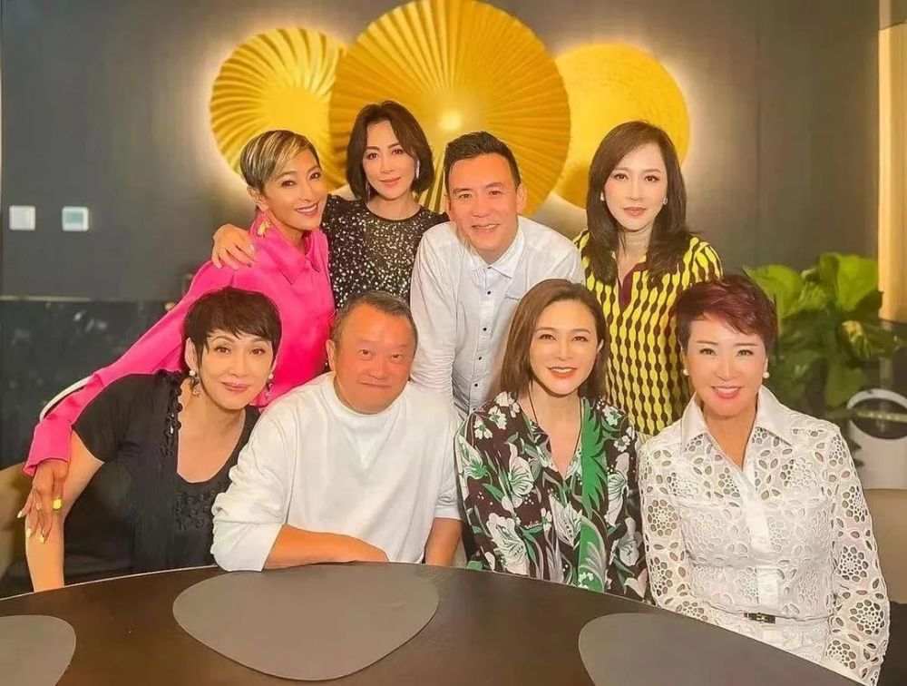 之前她还把自己在香港的5亿豪宅拿出来"借"给林恬儿等港圈名媛聚会,在