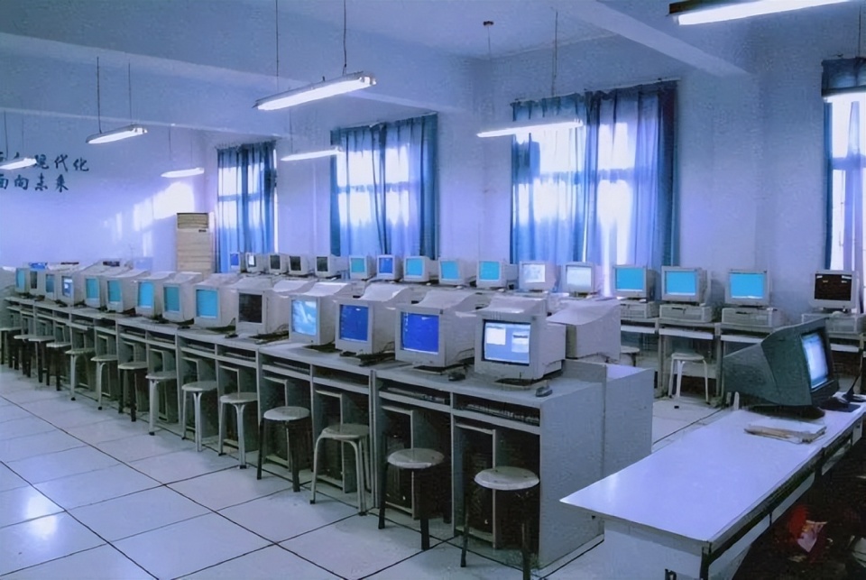 每个星期的课程表里,你最期待的是微机课.