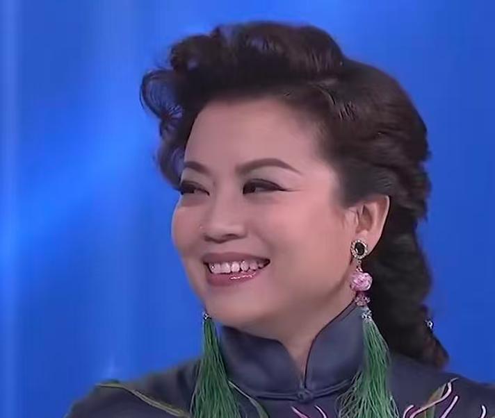 张也56岁仍活跃舞台，不婚却活得热闹，她把日子过成了另一种样子_腾讯新闻