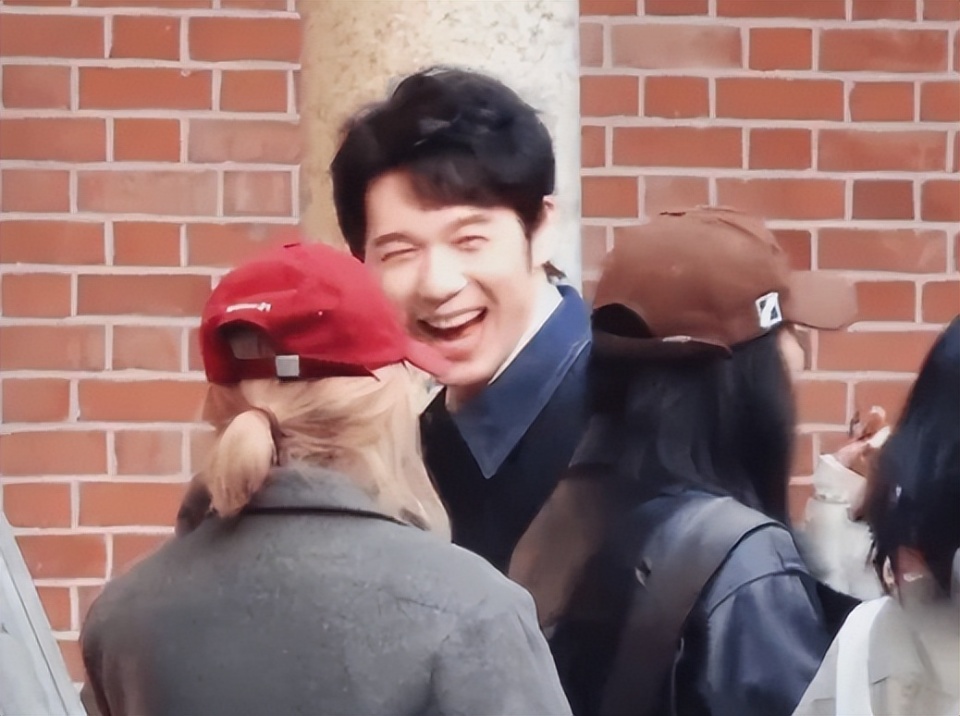 白宇逛街后回刘萌萌家相恋8年感情稳定大帅哥太长情了