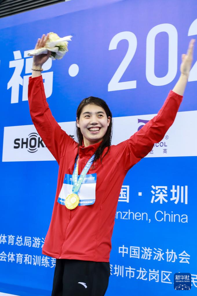 游泳冠军赛:张雨霏女子100蝶夺金,携手余依婷锁定奥运资格