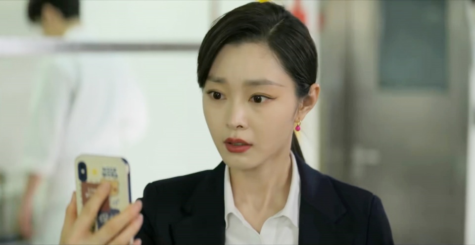 但顾漫婷真正关心的是父亲的川白楼,可徐皓完全不在乎妻子的真实意愿