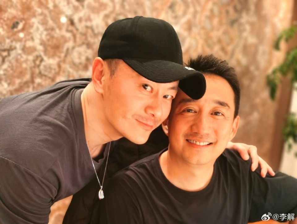 李解分享了很多组照片,有他跟海清黄磊的合影,还有他跟黄磊单独的合影