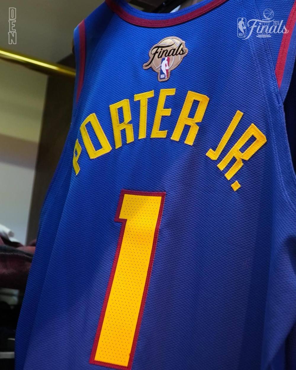 掘金热火球衣全新亮相 总冠军奖杯跳伞空降丹佛_腾讯新闻