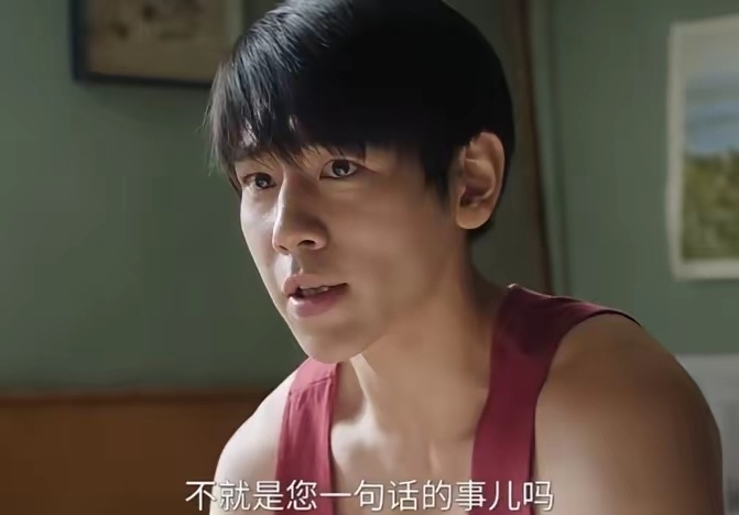 《纯真年代的爱情》暴露他健硕身材，现实是身高185的篮球运动员_腾讯新闻